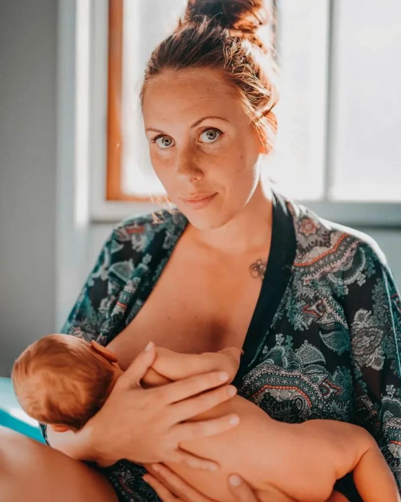 Madre amamantando a su bebé en casa